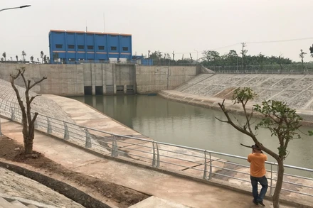 Cửa lấy nước của Nhà máy nước mặt sông Đuống. 