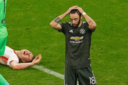 B. Fernandes (áo đen) thất vọng sau thất bại của Man United.