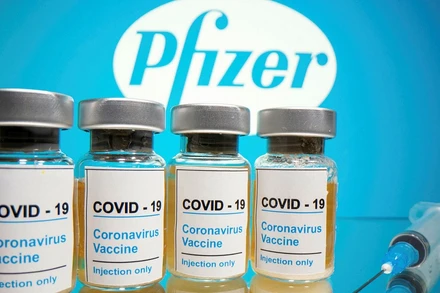 Pfizer và BioNTech cho biết có thể sản xuất tới 50 triệu liều vaccine trong năm nay. Ảnh: Reuters.