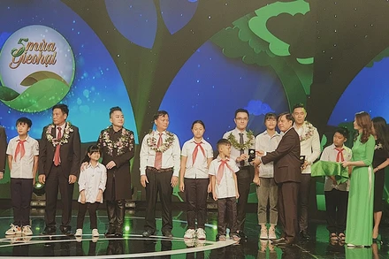 Ông Nguyễn Quang Thái, Giám đốc Phát triển Hoạt động Cộng đồng Vinamilk nhận kỷ niệm chương cho hành trình Vinamilk đồng hành cùng Cặp lá yêu thương.