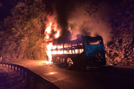 Hiện trường vụ cháy xe khách.