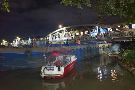 Sà lan 500 tấn mắc kẹt ở cầu Rạch Cát.