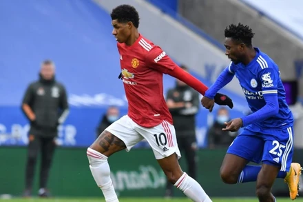 M. Rashford (áo đỏ) ghi bàn nhưng Man United chỉ có được một điểm.