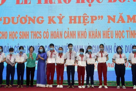 Phó Bí thư Tỉnh ủy Sóc Trăng Hồ Thị Cẩm Đào trao học bổng cho các em học sinh.