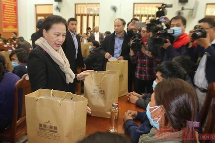 Chủ tịch Quốc hội Nguyễn Thị Kim Ngân tặng quà người dân huyện Phước Sơn. Ảnh: TẤN NGUYÊN.