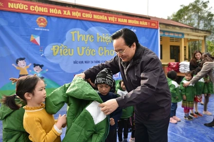 Bộ trưởng GD-ĐT Phùng Xuân Nhạ trao tặng áo ấm tới các học sinh Bắc Kạn