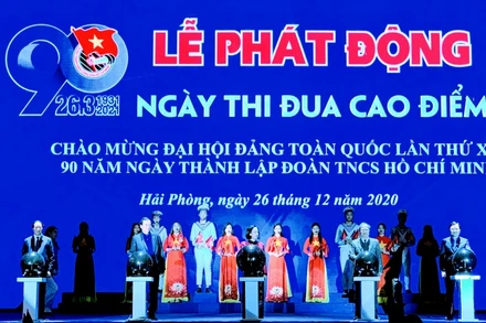 Quang cảnh Lễ phát động thi đua.