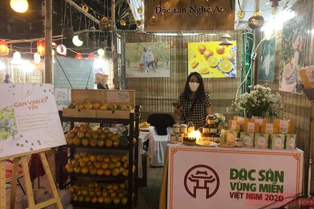 Gian hàng giới thiệu đặc sản cam Vinh của Nghệ An.