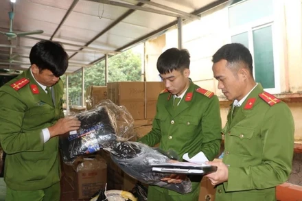 Lực lượng chức năng đã bắt giữ một xe ô-tô chở hơn 2.000 sản phẩm không có hóa đơn chứng từ chứng minh nguồn gốc xuất xứ.