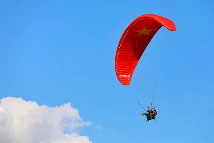 Ngắm nhìn PuTaLeng từ trên cao bằng dù lượn (Ảnh: BTC cung cấp)