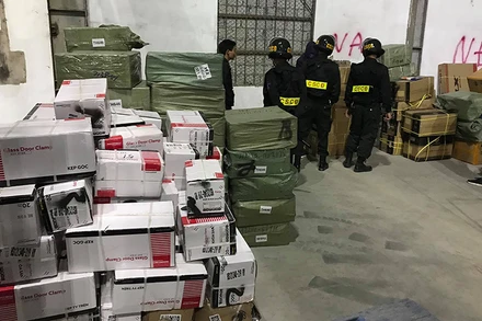 Phát hiện đường dây buôn lậu hàng trăm tấn hàng hóa qua biên giới mỗi ngày