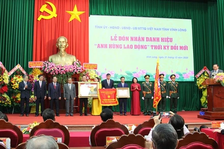 Phó Chủ tịch nước Đặng Thị Ngọc Thịnh trao danh hiệu Anh hùng Lao động thời kỳ đổi mới cho tập thể Đài PT-TH Vĩnh Long.