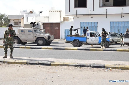 Binh sĩ canh gác tại cổng chính của Sân bay quốc tế Aden, ngày 30-12. (Ảnh: Tân Hoa xã)