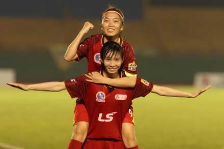 Đội trưởng Huỳnh Như ăn mừng chiến thắng. 