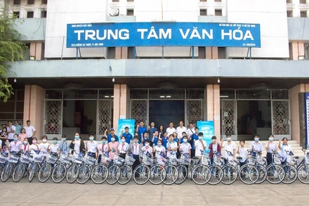 Học sinh nghèo vượt khó, học tập tốt huyện Hóc Môn, TP Hồ Chí Minh nhận xe đạp từ chương trình.