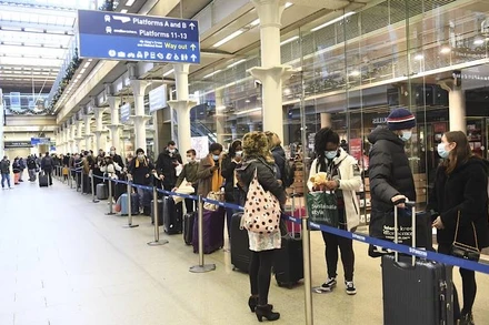 Nhiều người bị mắc kẹt ở các sân bay và nhà ga tại Anh sau lệnh cấm của các nước EU. (Ảnh: AP)