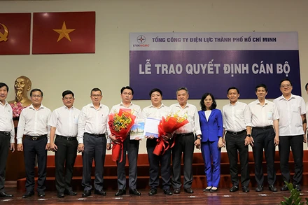 Đồng chí Luân Quốc Hưng (thứ 6 từ trái qua), Phó Tổng Giám đốc EVNHCMC chụp hình cùng Hội đồng Thành viên, Ban lãnh đạo EVNHCMC tại lễ công bố quyết định.