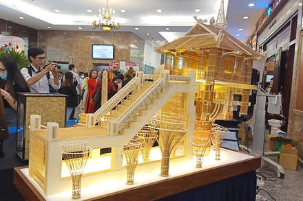 Mô hình chùa Một Cột được kết nối từ 110 nghìn cây tăm giang của kỹ sư Hoàng Tuấn Long được xác lập kỷ lục Việt Nam.