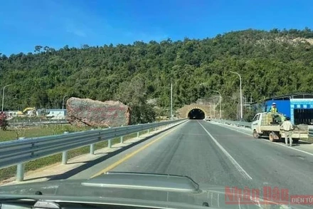 Tuyến cao tốc có 4 làn đường, nhiều cầu và có một hầm chui.