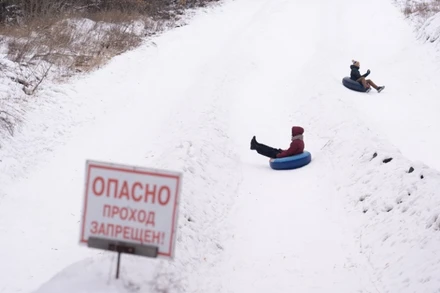 Du khách trải nghiệm bộ môn trượt tuyết bằng phao.