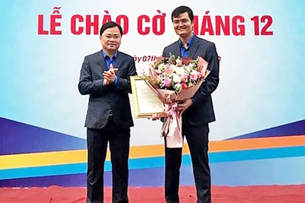 Bí thư Thứ nhất T.Ư Đoàn TNCS Hồ Chí Minh Nguyễn Anh Tuấn tặng hoa chúc mừng tân Bí thư Thường trực T.Ư Đoàn Bùi Quang Huy.
