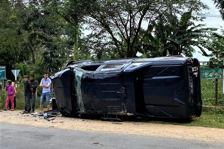 Sau khi va chạm với xe máy, xe ô-tô bán tải bị lật nghiêng bên đường.