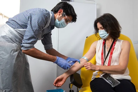 Một tình nguyện viên được tiêm vaccine Covid-19 do AstraZeneca và Đại học Oxford phát triển. Ảnh: AP.