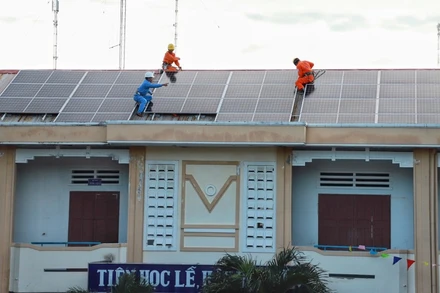 Hệ thống điện áp mái tại trường THCS Trần Quang Khải, xã Cam Phước Tây, huyện Cam Lâm, Khánh Hòa.