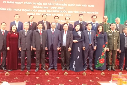 Nguyên Tổng Bí thư Nông Đức Mạnh, Phó Thủ tướng Chính phủ, Bộ trưởng Ngoại giao Phạm Bình Minh, lãnh đạo và nguyên lãnh đạo tỉnh cùng các ĐBQH tỉnh Thái Nguyên khoá 14. 