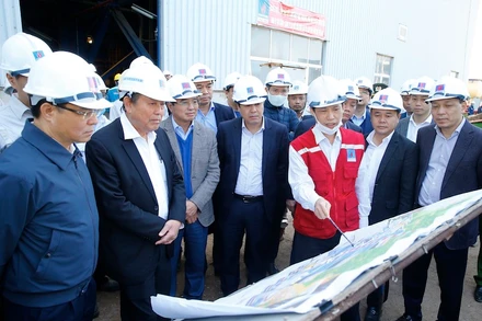 Phó Thủ tướng Thường trực Chính phủ Trương Hòa Bình (thứ hai từ trái sang) nghe Ban Quản lý dự án Nhà máy Nhiệt điện Thái Bình 2 báo cáo tiến độ xây dựng nhà máy. (Ảnh: VGP/Lê Sơn)