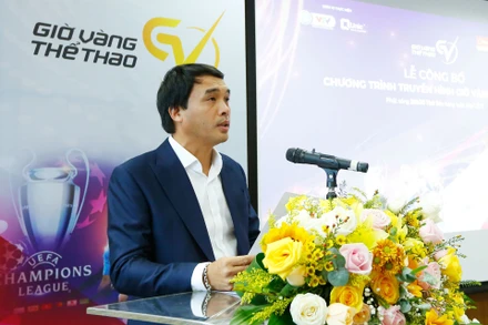 Nhà báo Phan Ngọc Tiến chia sẻ tại buổi họp báo. 