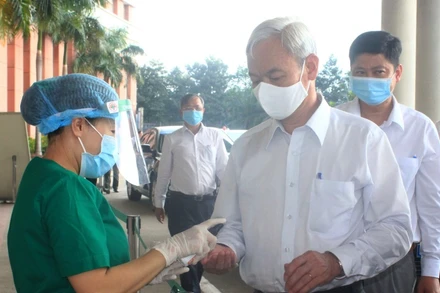 Lãnh đạo tỉnh Đồng Nai sát khuẩn tay trước khi vào bệnh viện làm việc về công tác phòng, chống dịch Covid-19.