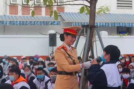 Học sinh trường THCS Phan Chu Trinh trả lời các câu hỏi về Luật Giao thông đường bộ. Ảnh: Đức Thuận