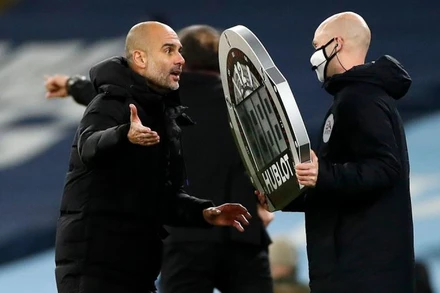 Guardiola quẫn trí trước sự bế tắc của Man City và cầu xin vài phút bù giờ. (Nguồn: Getty Images)  