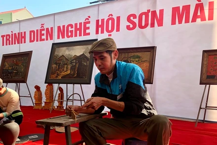 Nghệ nhân huyện Thường Tín trình diễn làm sản phẩm sơn mài.