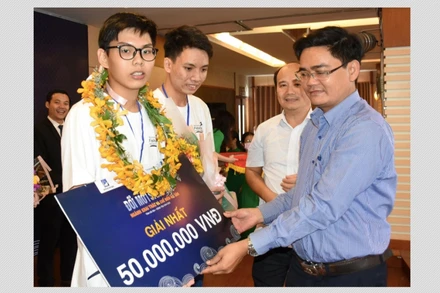 Hai học sinh giành giải Nhất Cuộc thi “Đổi mới sáng tạo ngành khai thác và chế biến hải sản năm 2020”.