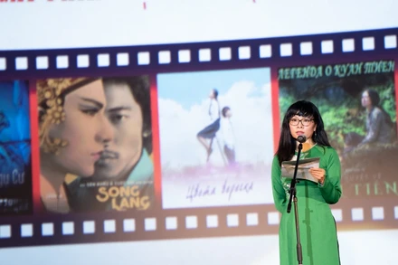 Tham tán công sứ Nguyễn Quỳnh Mai phát biểu tại Lễ khai mạc. (Ảnh: Thanh Thể)