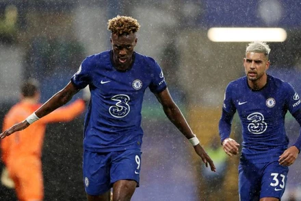 T. Abraham (trái) lập cú đúp cho Chelsea. 