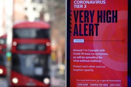 Biển thông tin cảnh báo của chính quyền về các biện pháp hạn chế mới tại London trong bối cảnh dịch Covid-19 lây lan tại Anh. Ảnh: Reuters