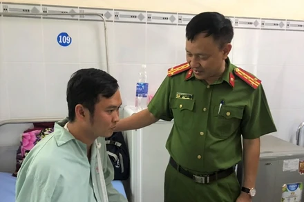 Lãnh đạo Công an tỉnh Đồng Nai thăm hỏi, động viên Thiếu úy Trưởng đang điều trị tại Bệnh viện đa khoa Long Khánh.