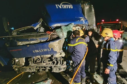 Nỗ lực giải cứu lái xe kẹt trong cabin.
