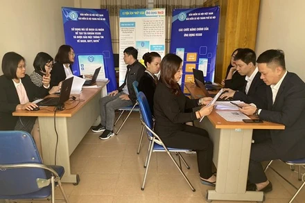 Hỗ trợ người lao động cài đặt VssID (Ảnh: VSS).