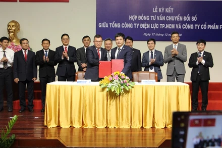 Đại diện lãnh đạo EVNHCMC và FPT ký kết hợp đồng thực hiện tư vấn chuyển đổi số.