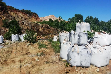 Chất thải được phát hiện tập kết gần bãi rác ở thị trấn Nống Cống, tỉnh Thanh Hóa.