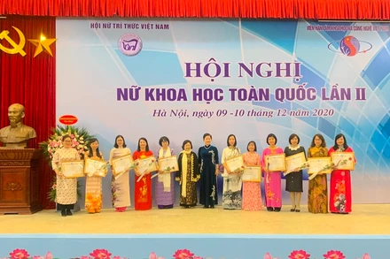 Trao bằng khen cho các hội viên nữ có nhiều đóng góp trong nghiên cứu khoa học.
