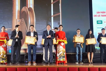 Trao Giấy chứng nhận cho các doanh nghiệp có SPCNCL năm 2020.