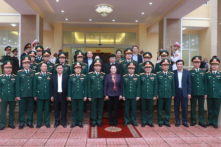 Chủ tịch Quốc hội và đoàn công tác chụp ảnh lưu niệm với lãnh đạo QK4.