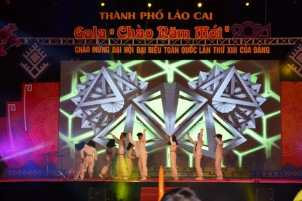Người dân thành phố Lào Cai đón chào năm mới 2021