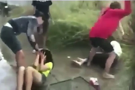 Hai nữ sinh bị hai đối tượng đánh. (Ảnh lấy từ clip)