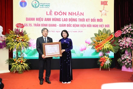 Phó Chủ tịch nước Đặng Thị Ngọc Thịnh phong tặng danh hiệu Anh hùng lao động thời kỳ đổi mới cho GS, TS, TTND Trần Bình Giang - Bí thư Đảng ủy, Giám đốc Bệnh viện Hữu nghị Việt Đức.